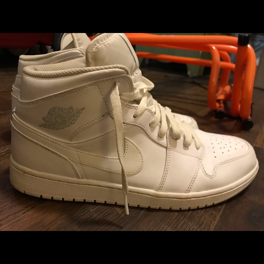 • Jordan Retro Ones 👟